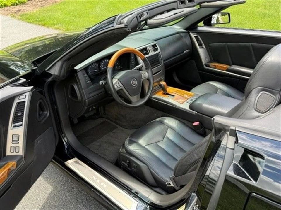 2005 Cadillac XLR - Image 15 of 19