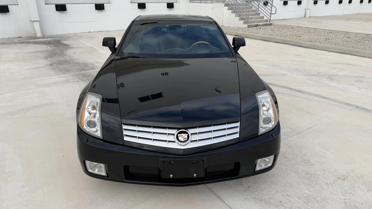 2005 Cadillac XLR - Image 18 of 31