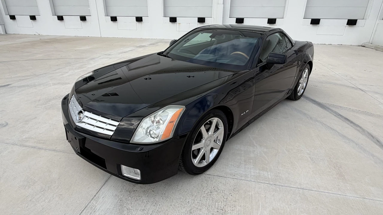 2005 Cadillac XLR - Image 4 of 31