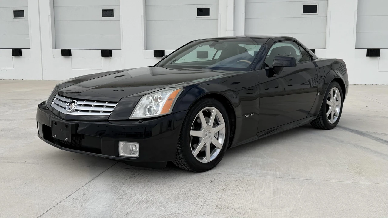 2005 Cadillac XLR - Image 5 of 31