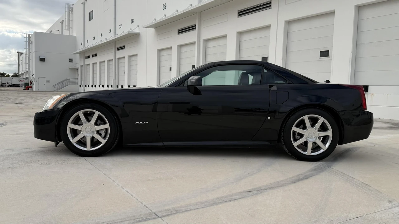 2005 Cadillac XLR - Image 6 of 31