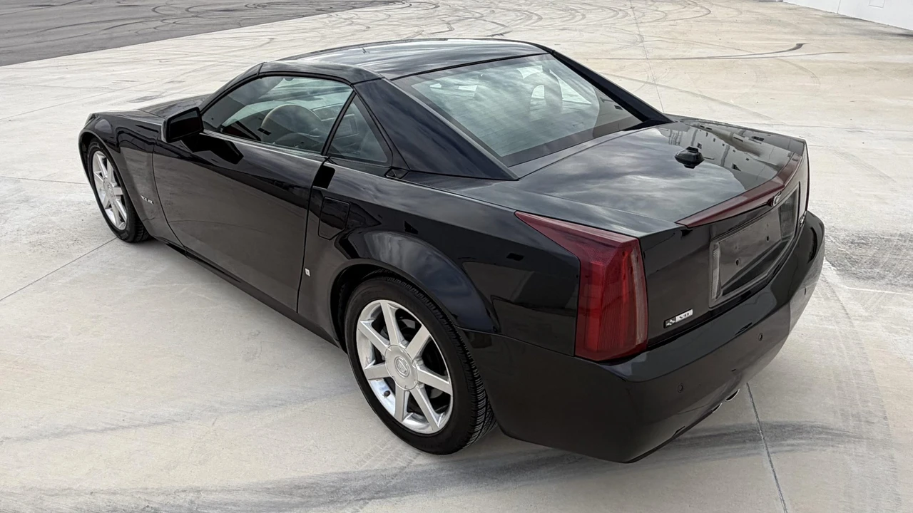 2005 Cadillac XLR - Image 11 of 31