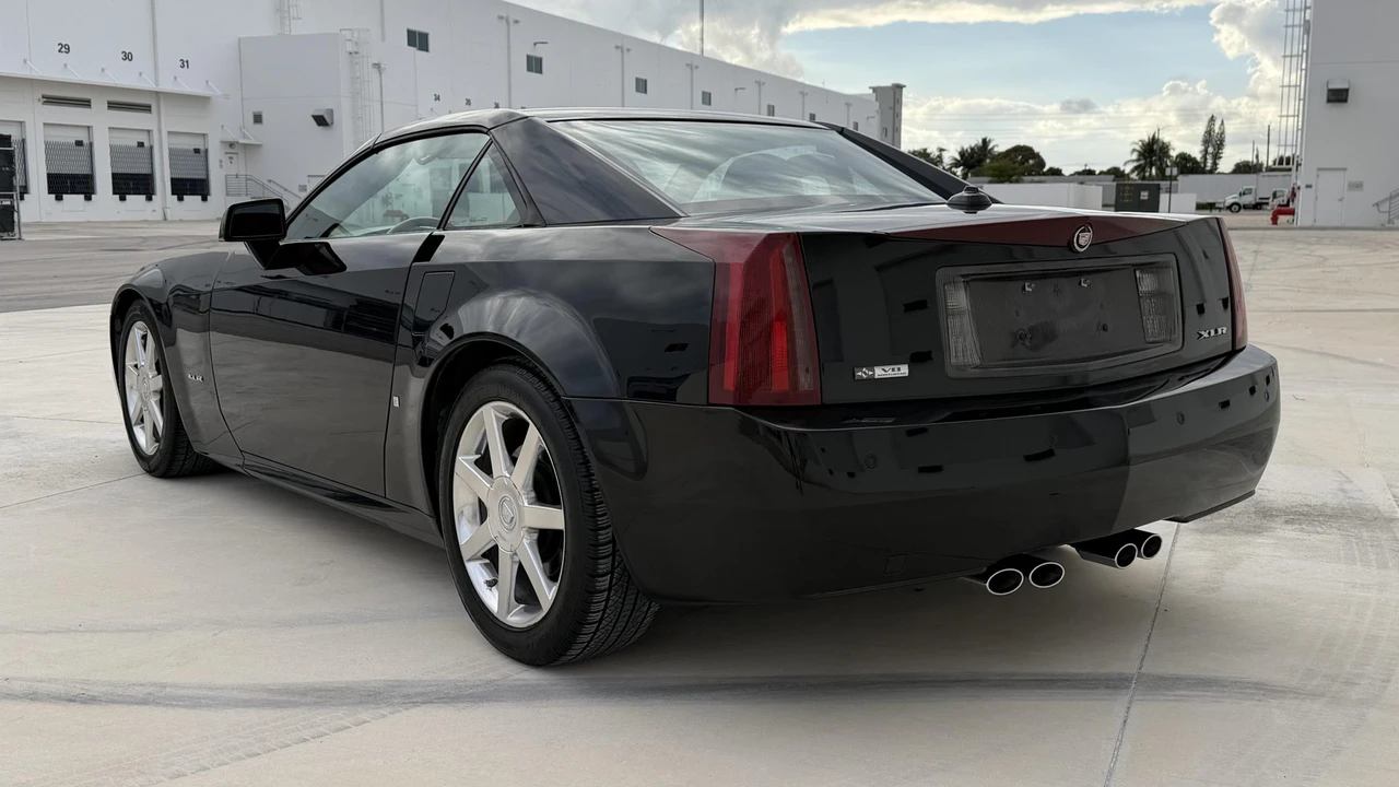 2005 Cadillac XLR - Image 10 of 31