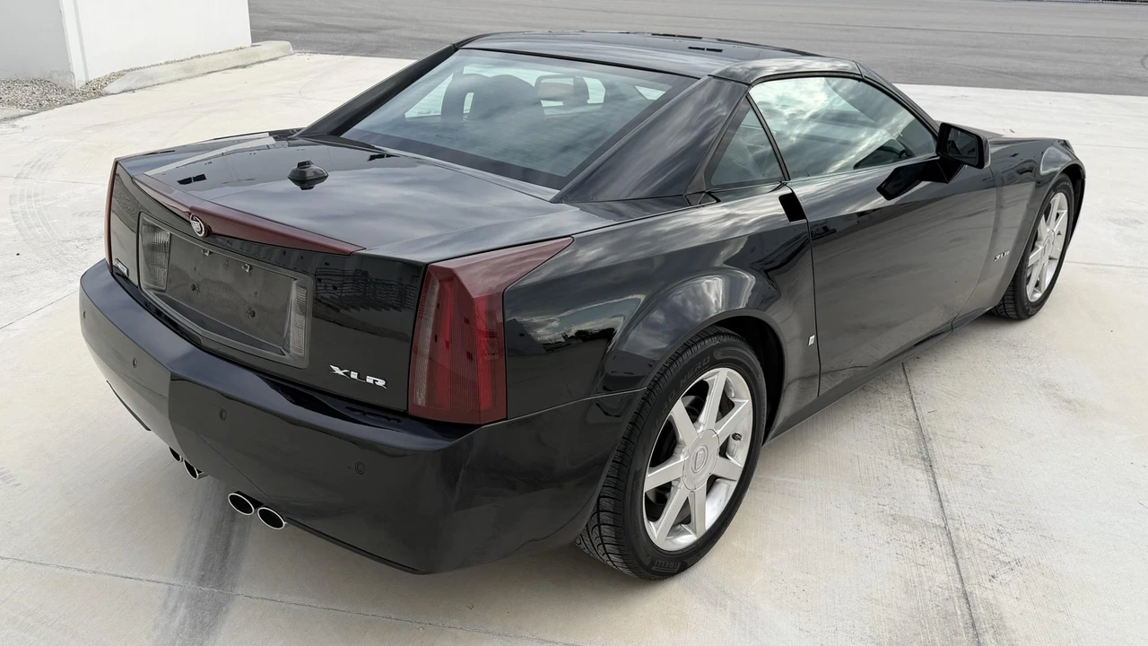 2005 Cadillac XLR - Image 15 of 31