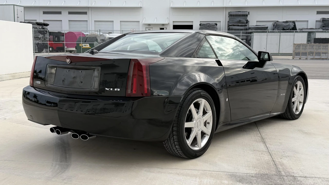 2005 Cadillac XLR - Image 16 of 31