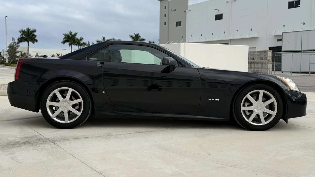 2005 Cadillac XLR - Image 17 of 31