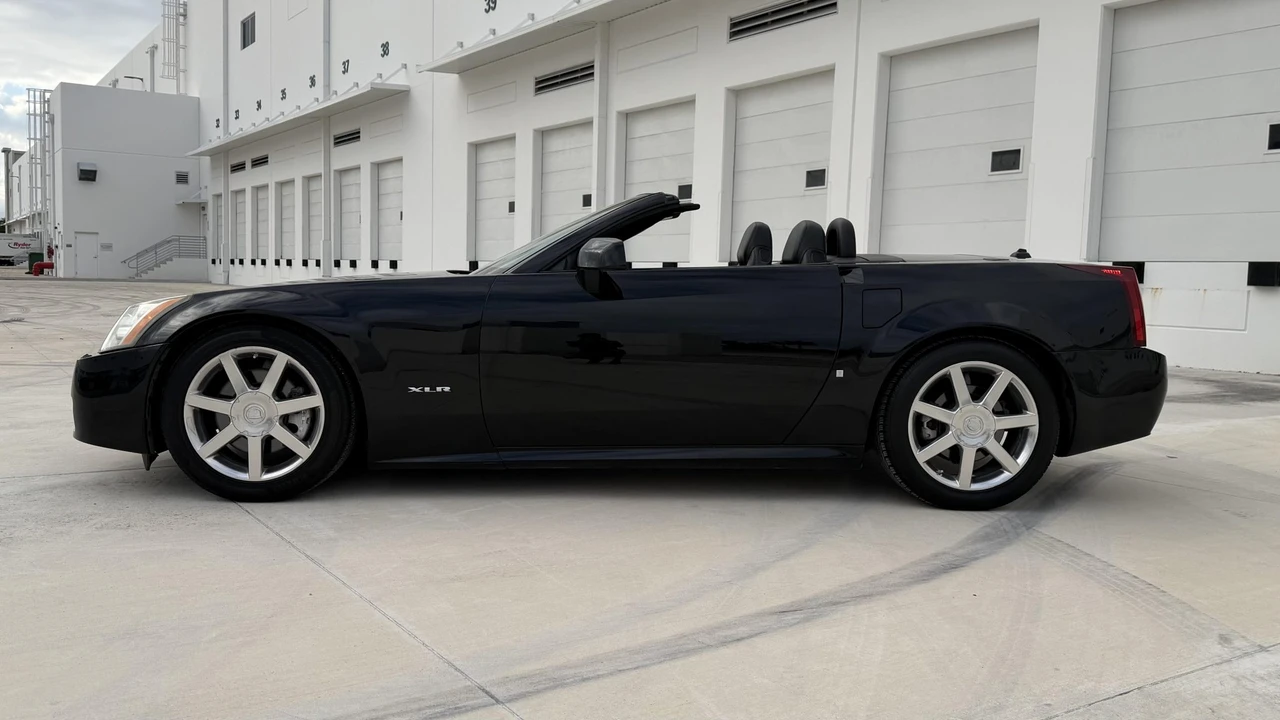 2005 Cadillac XLR - Image 22 of 31
