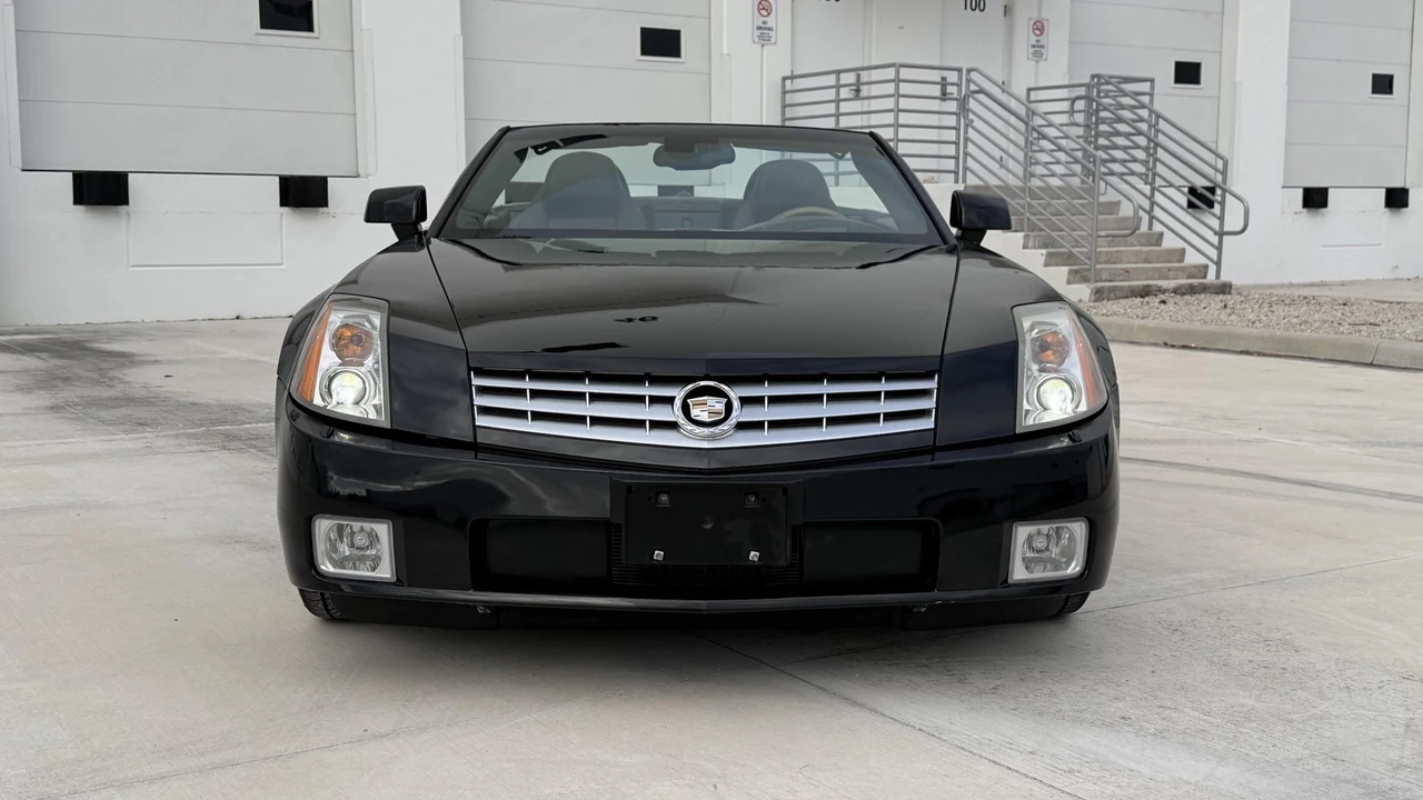 2005 Cadillac XLR - Image 29 of 31