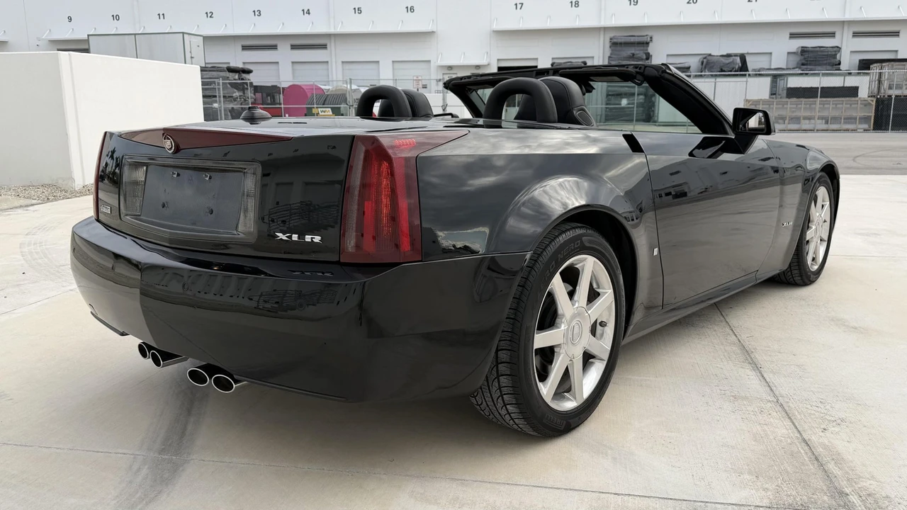 2005 Cadillac XLR - Image 26 of 31