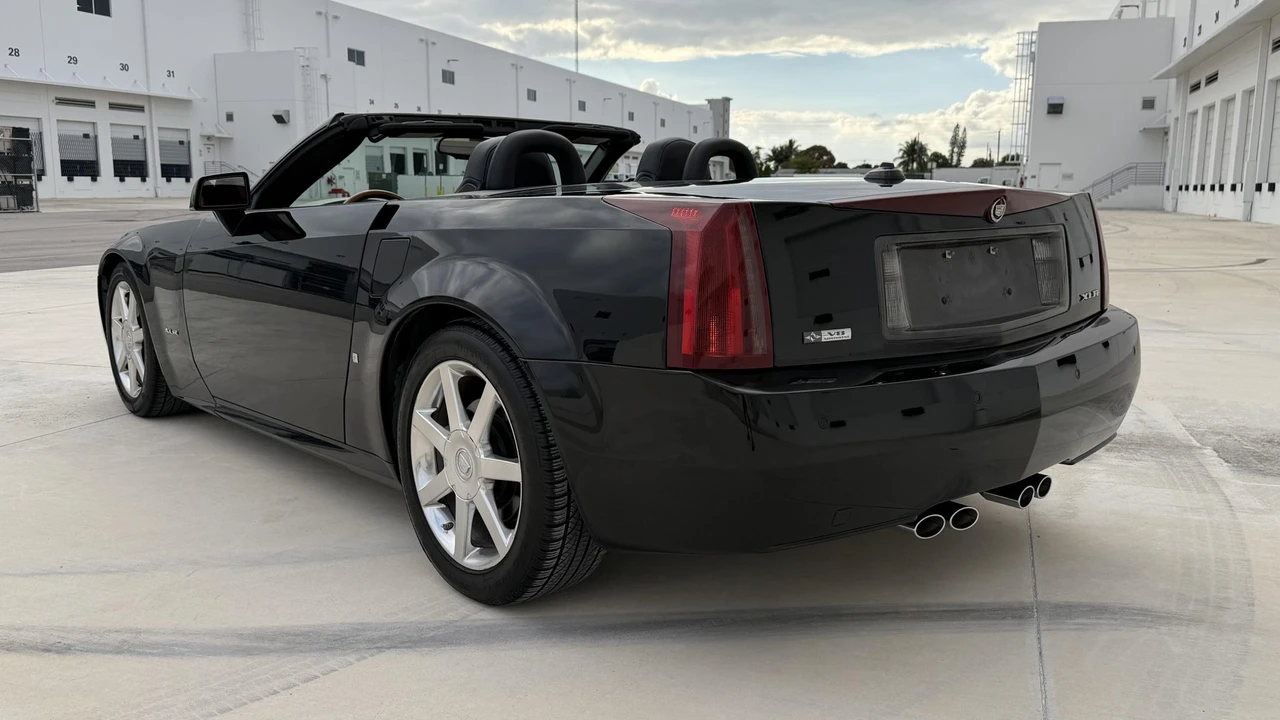 2005 Cadillac XLR - Image 23 of 31