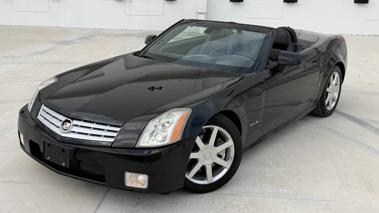 2005 Cadillac XLR - Image 21 of 31