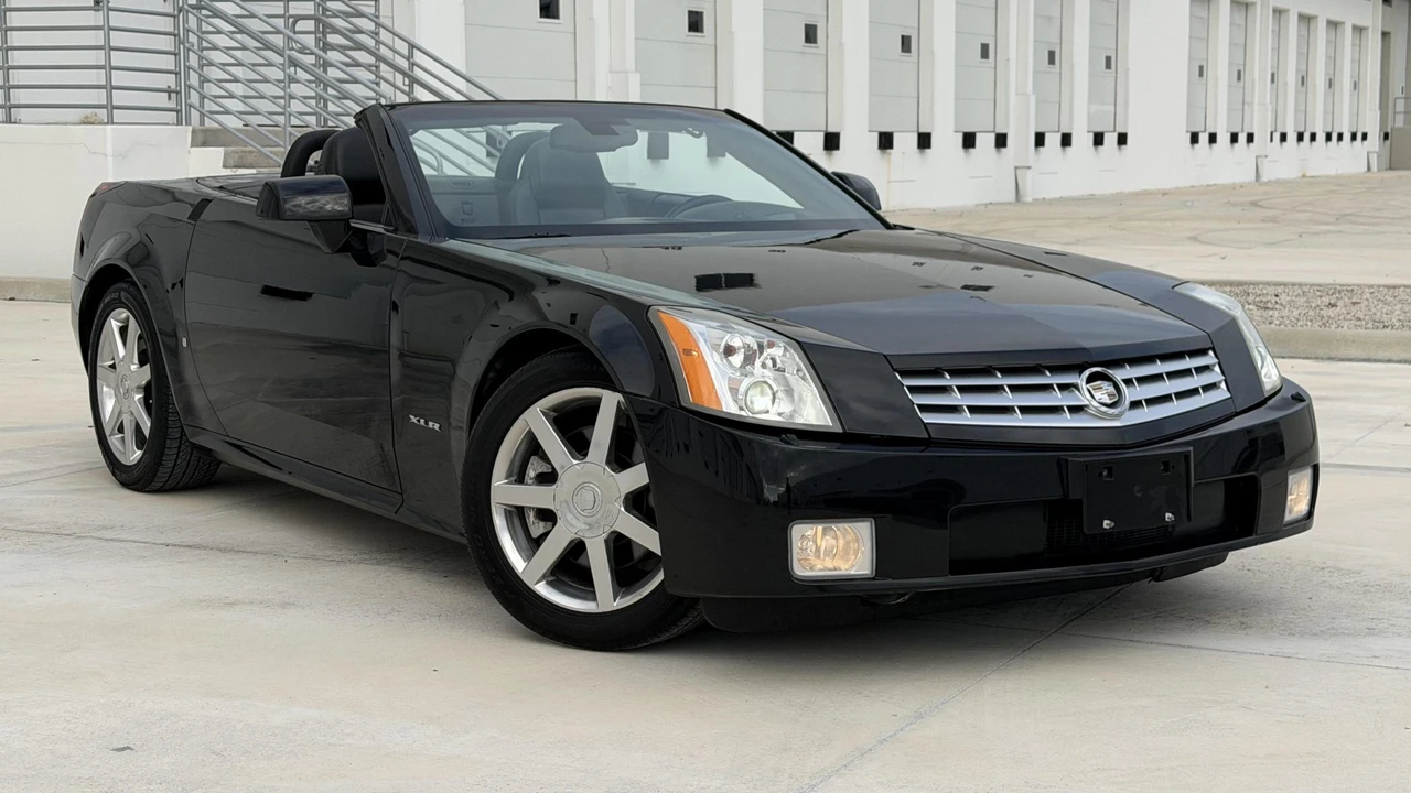 2005 Cadillac XLR - Image 28 of 31