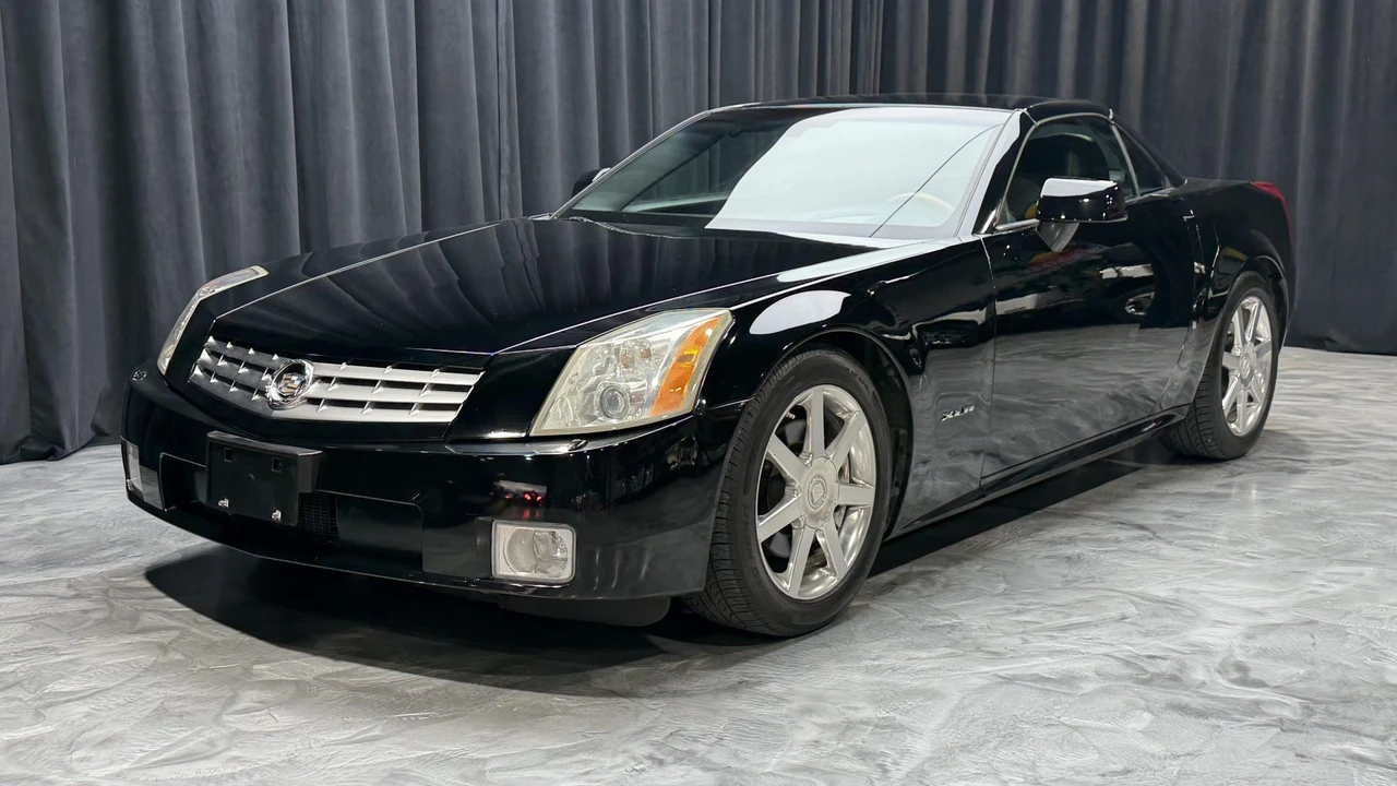 2005 Cadillac XLR - Image 3 of 31