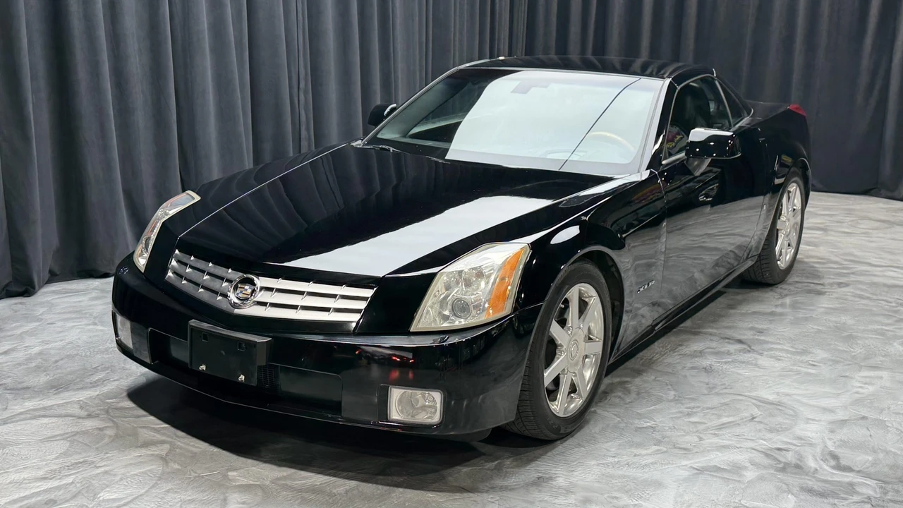2005 Cadillac XLR - Image 2 of 31