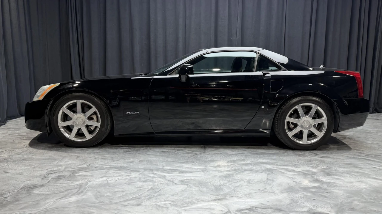 2005 Cadillac XLR - Image 7 of 31