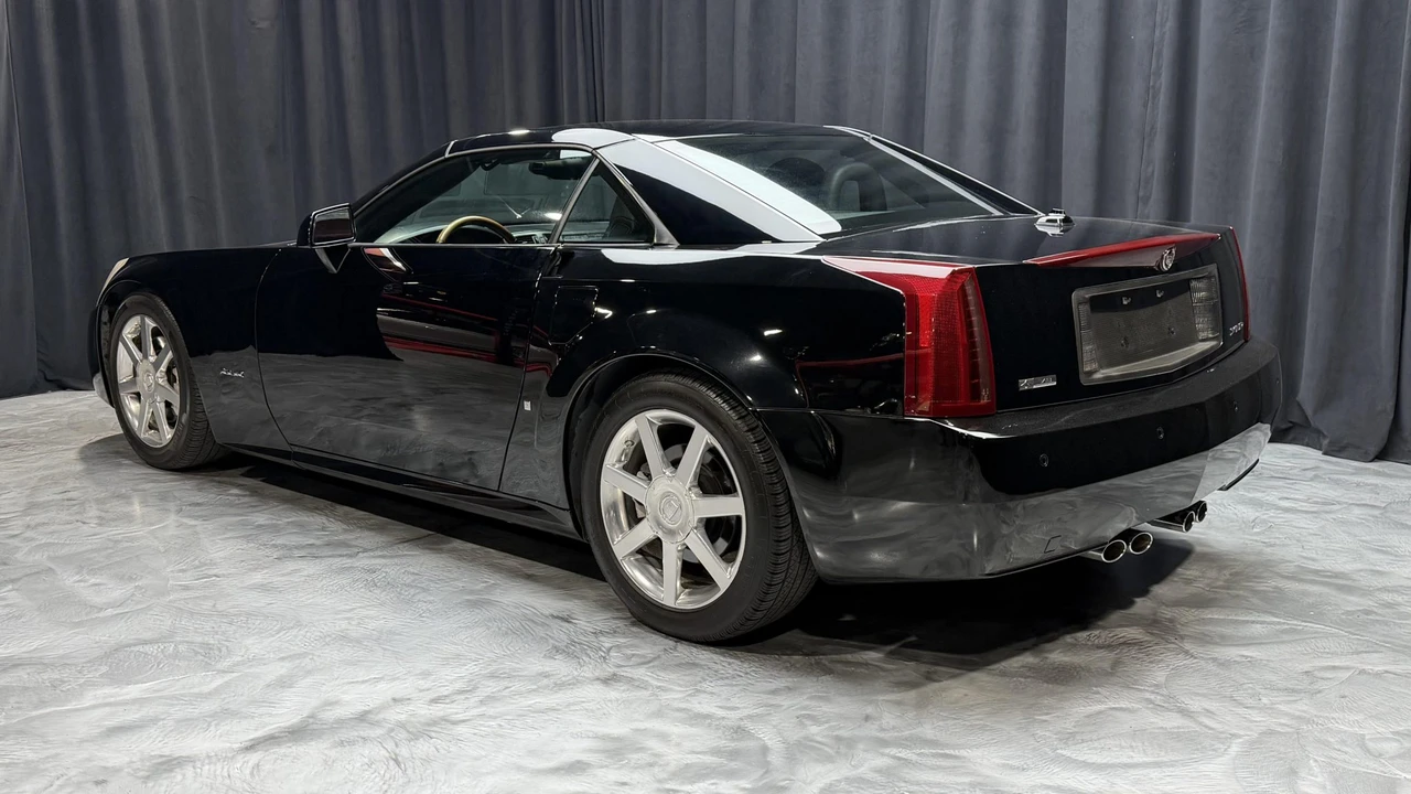 2005 Cadillac XLR - Image 8 of 31