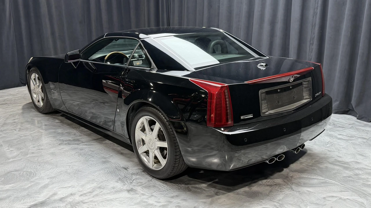2005 Cadillac XLR - Image 9 of 31
