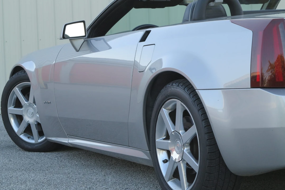 2005 Cadillac XLR - Image 16 of 31