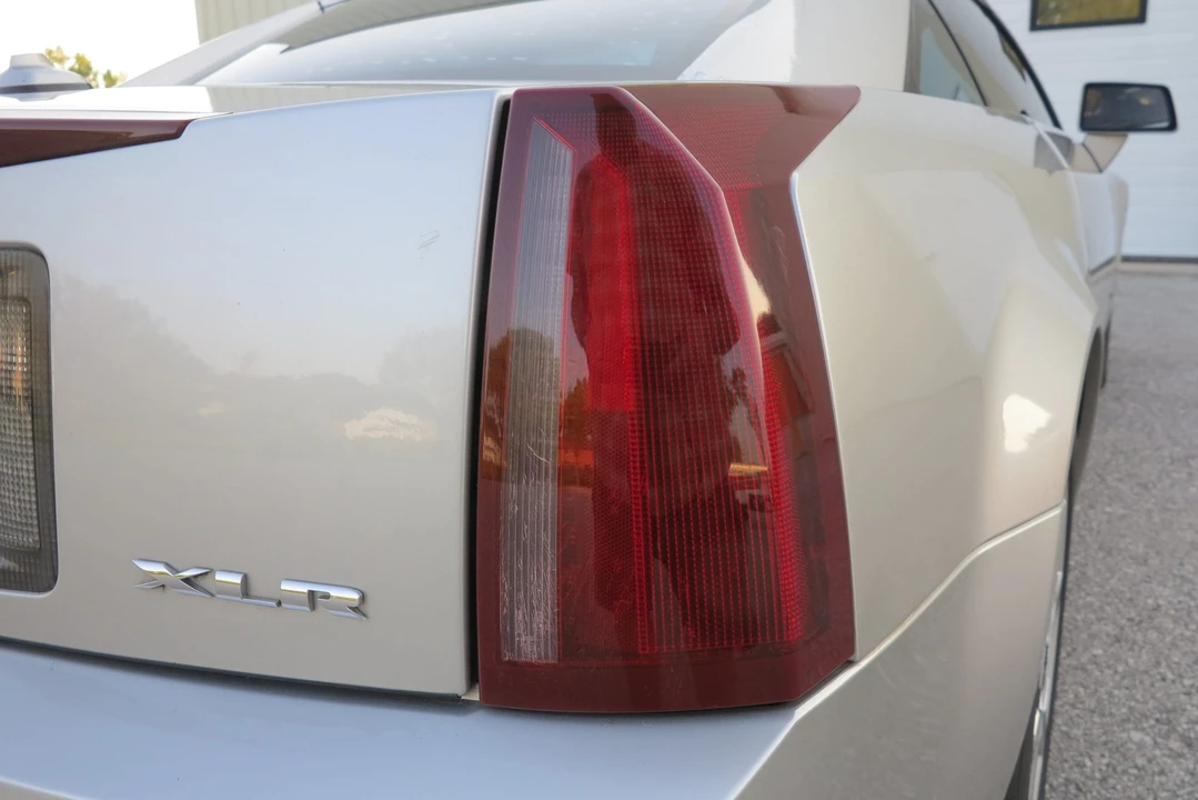 2005 Cadillac XLR - Image 24 of 31