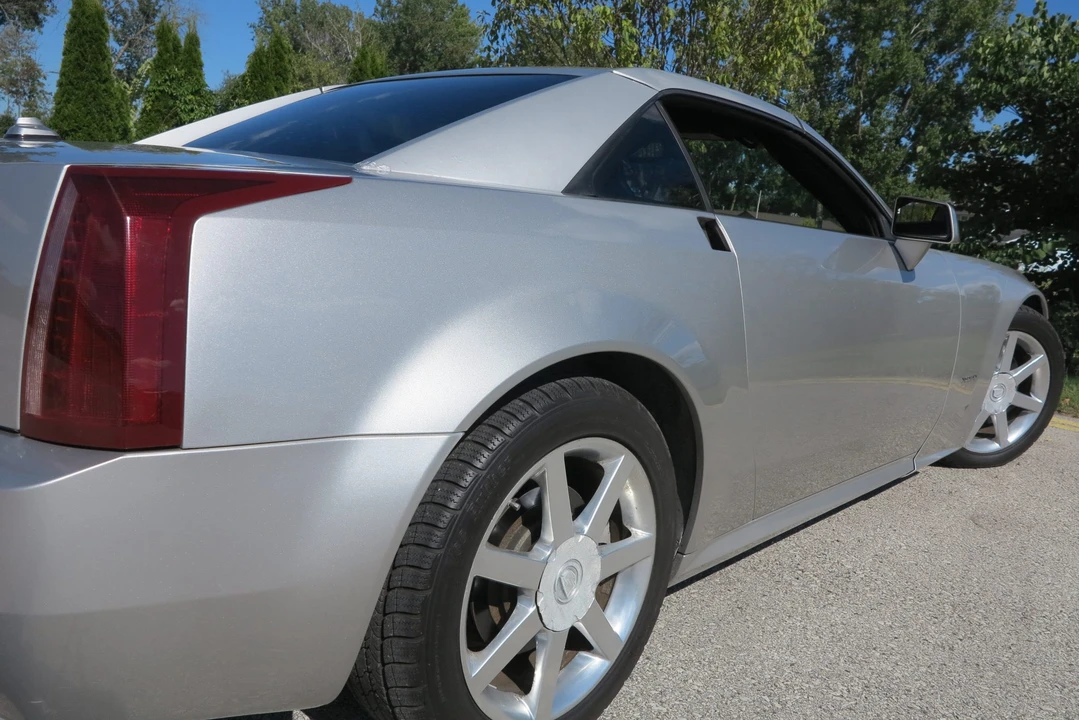 2005 Cadillac XLR - Image 15 of 31