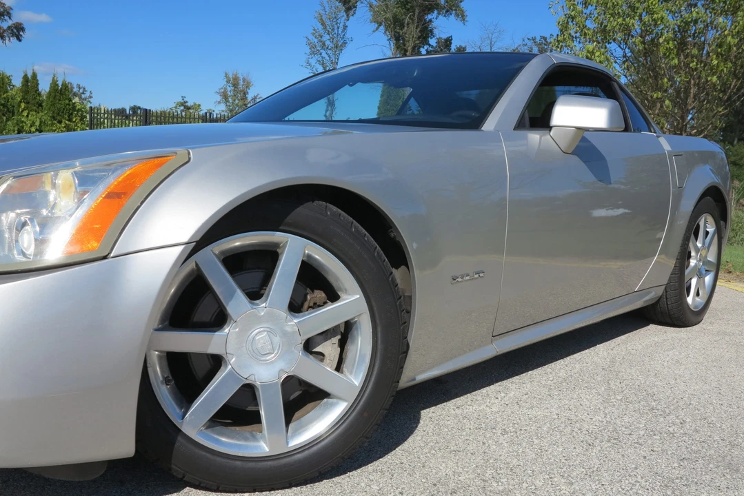 2005 Cadillac XLR - Image 14 of 31