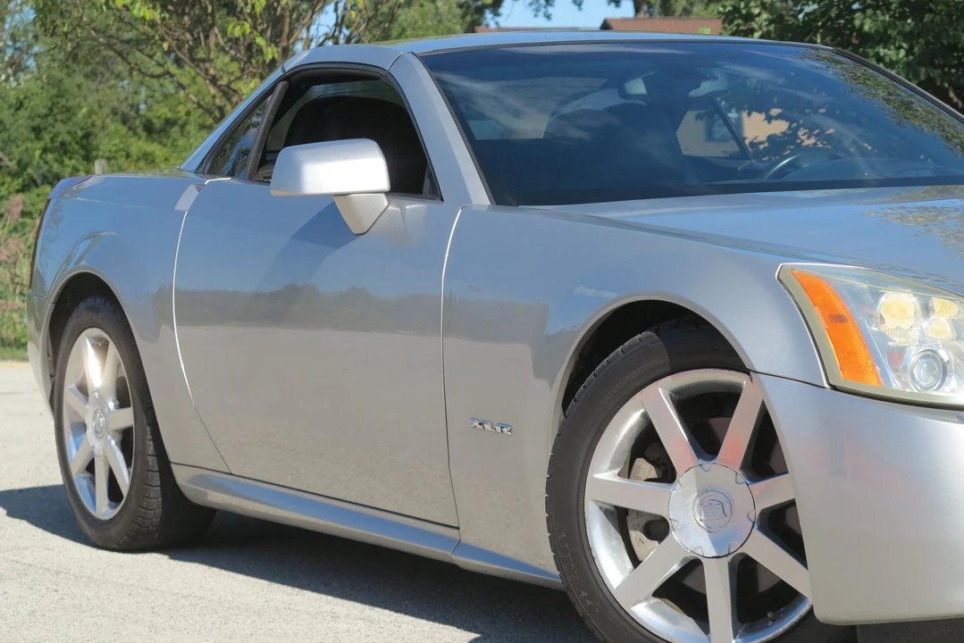 2005 Cadillac XLR - Image 13 of 31