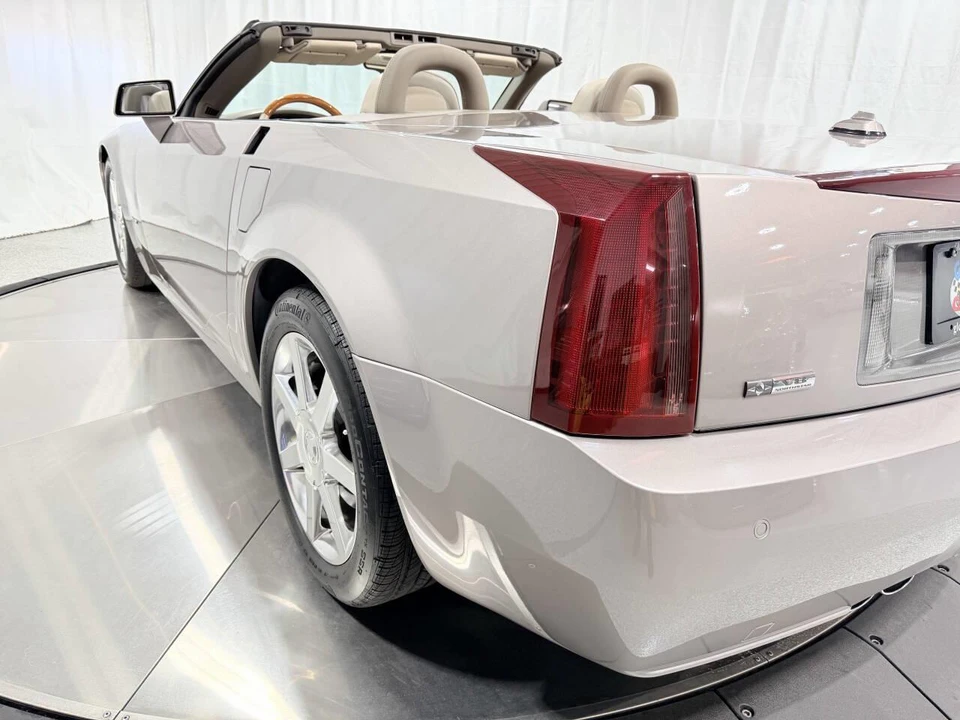2005 Cadillac XLR - Image 25 of 31