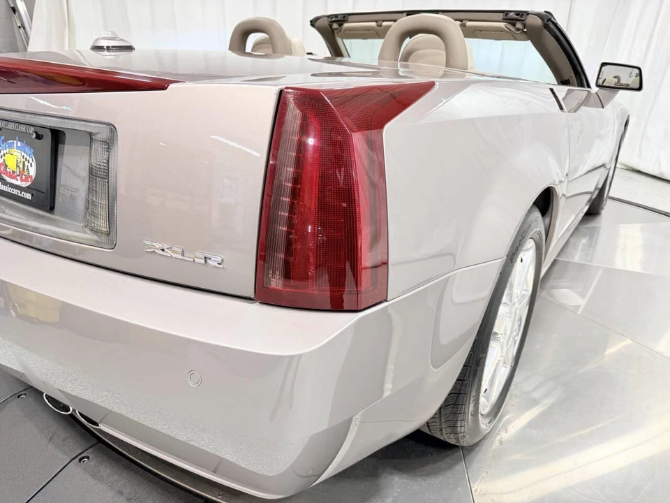 2005 Cadillac XLR - Image 22 of 31