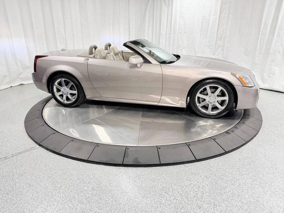 2005 Cadillac XLR - Image 16 of 31