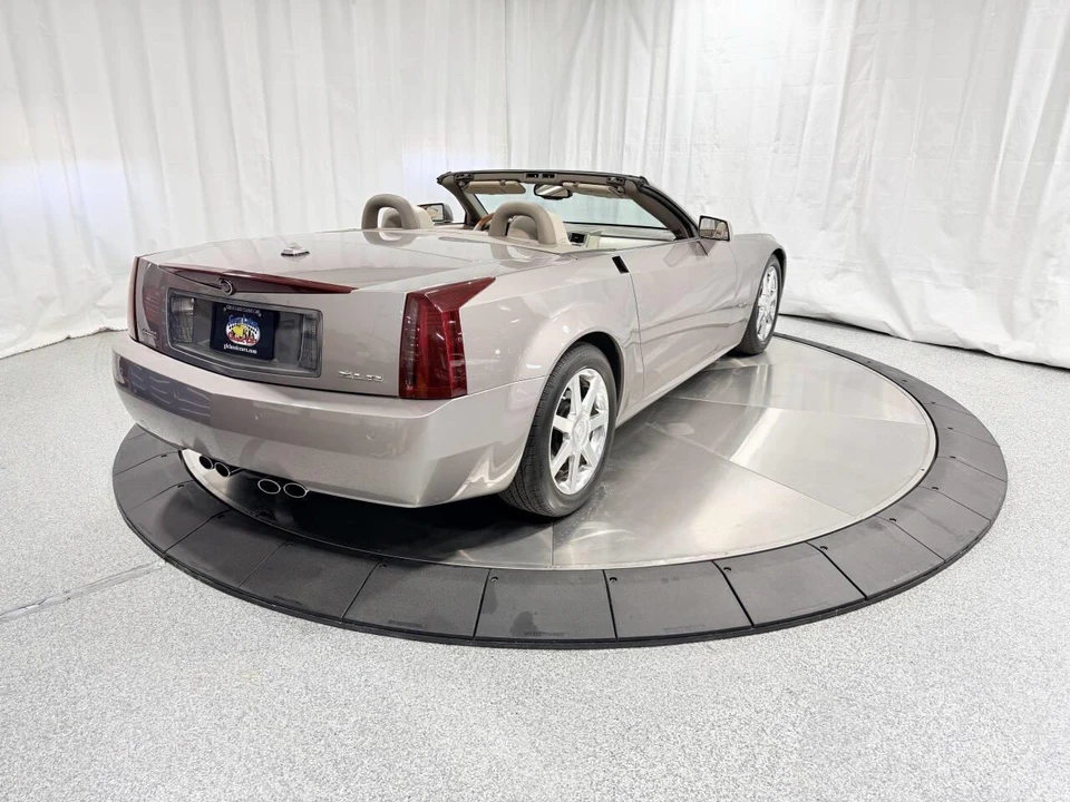 2005 Cadillac XLR - Image 11 of 31