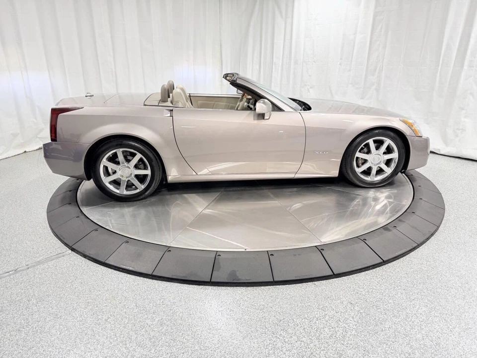 2005 Cadillac XLR - Image 14 of 31