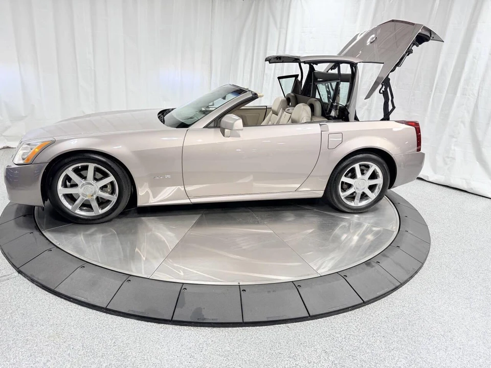 2005 Cadillac XLR - Image 21 of 31