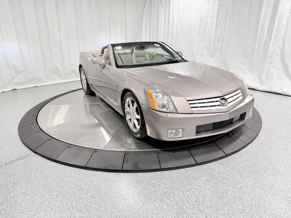 2005 Cadillac XLR - Image 18 of 31