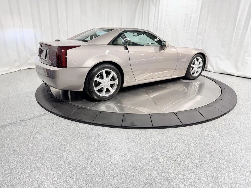 2005 Cadillac XLR - Image 15 of 31