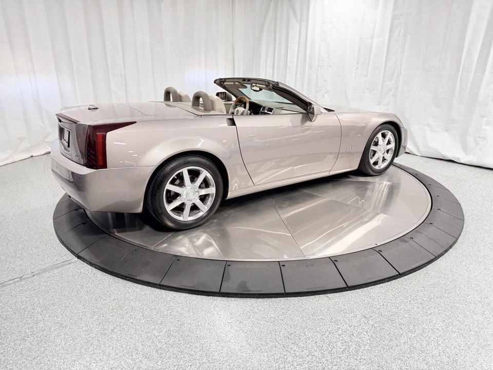 2005 Cadillac XLR - Image 12 of 31