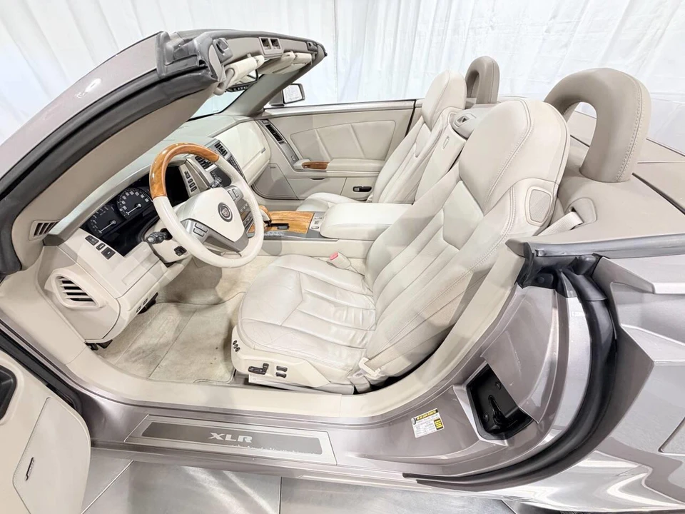 2005 Cadillac XLR - Image 26 of 31