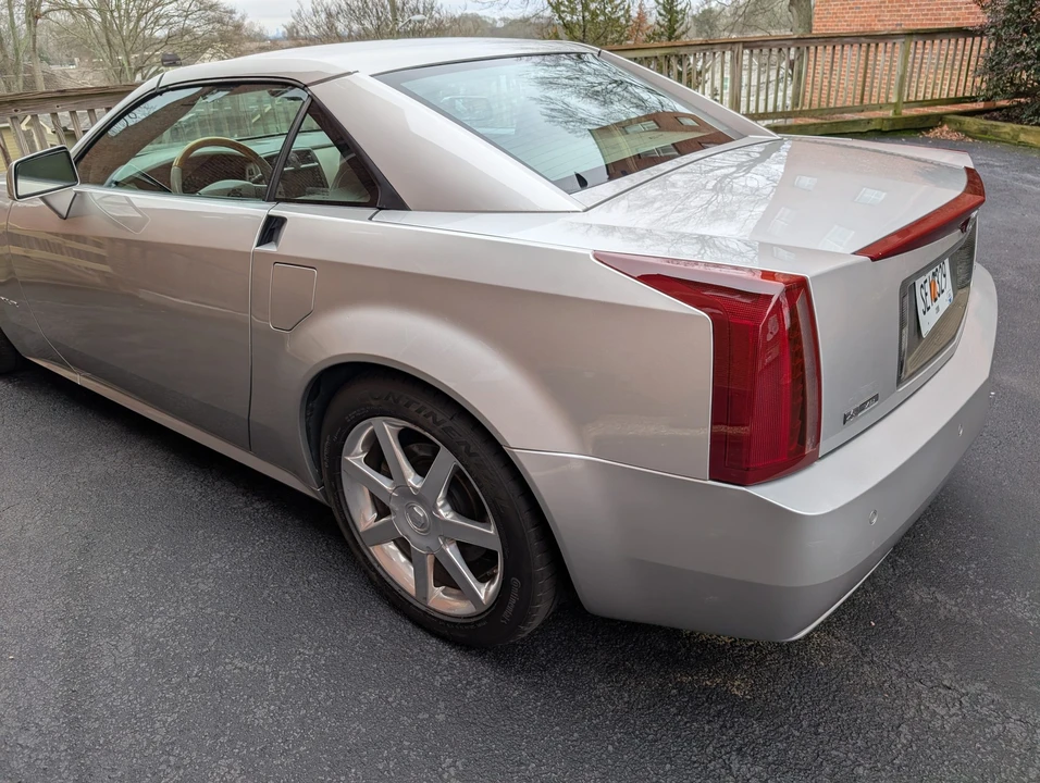 2005 Cadillac XLR - Image 12 of 31