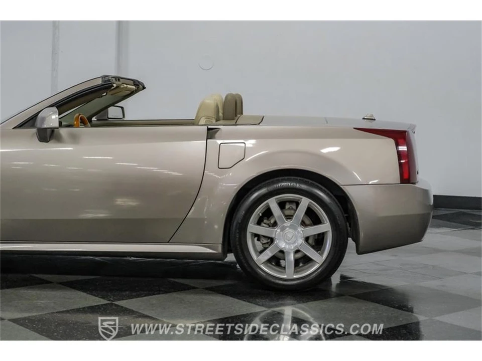 2005 Cadillac XLR - Image 24 of 31