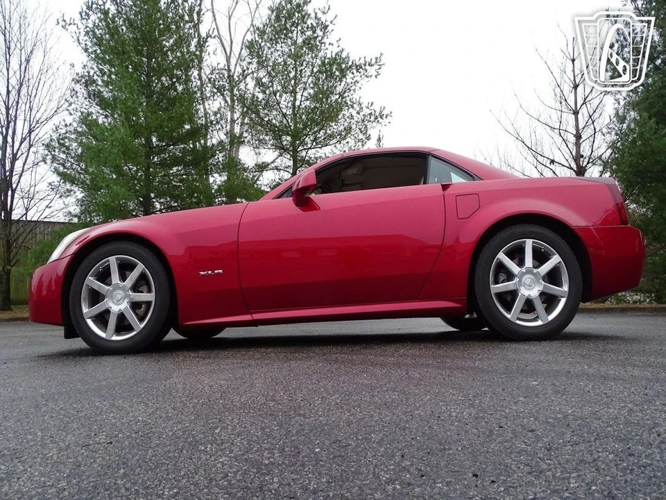 2005 Cadillac XLR - Image 9 of 12