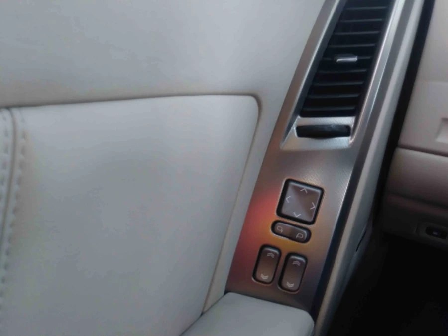 2005 Cadillac XLR - Image 15 of 31
