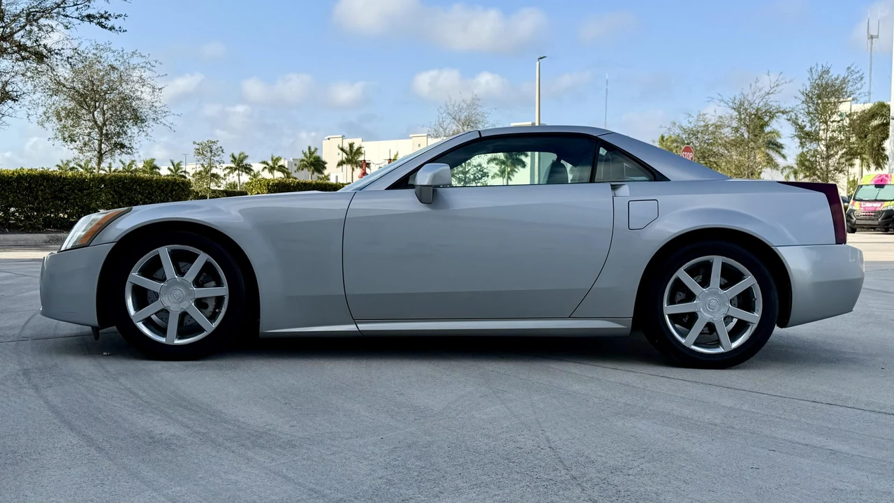 2005 Cadillac XLR - Image 16 of 31