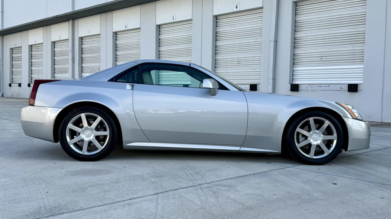 2005 Cadillac XLR - Image 27 of 31