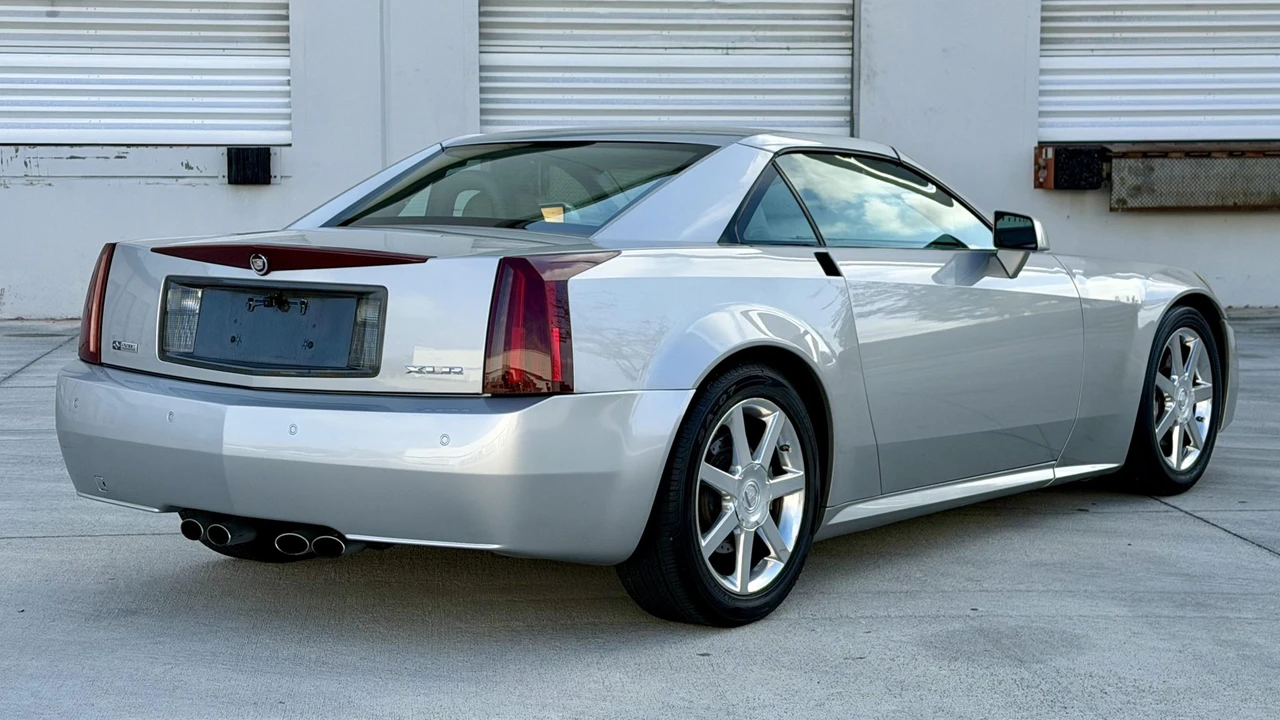 2005 Cadillac XLR - Image 26 of 31