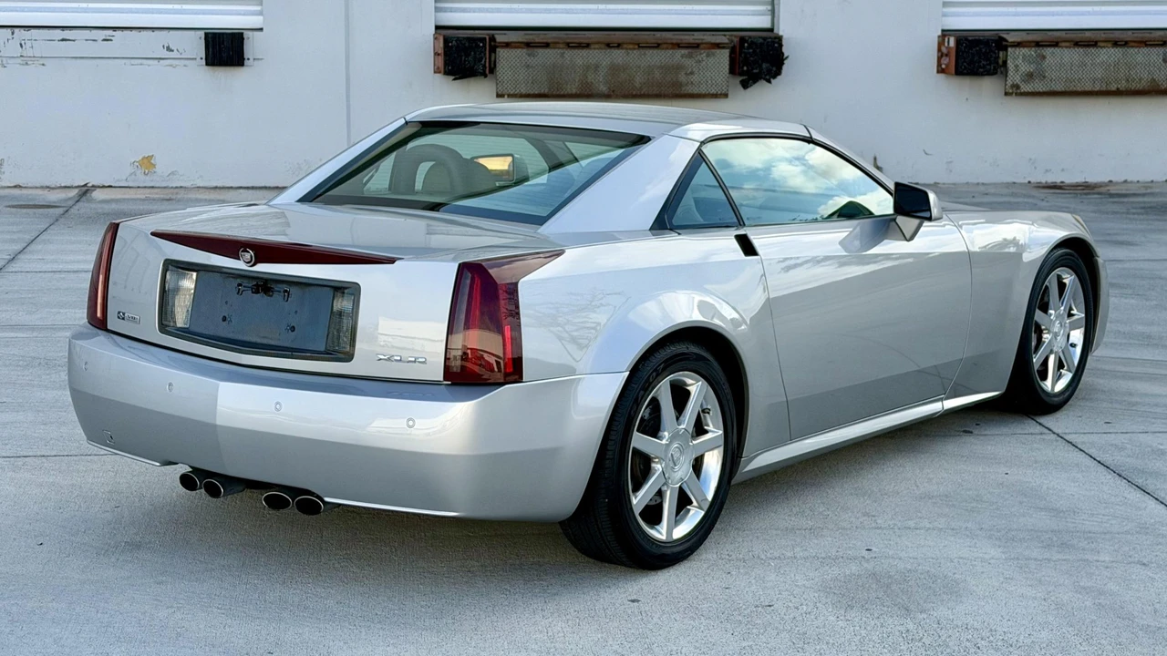 2005 Cadillac XLR - Image 25 of 31