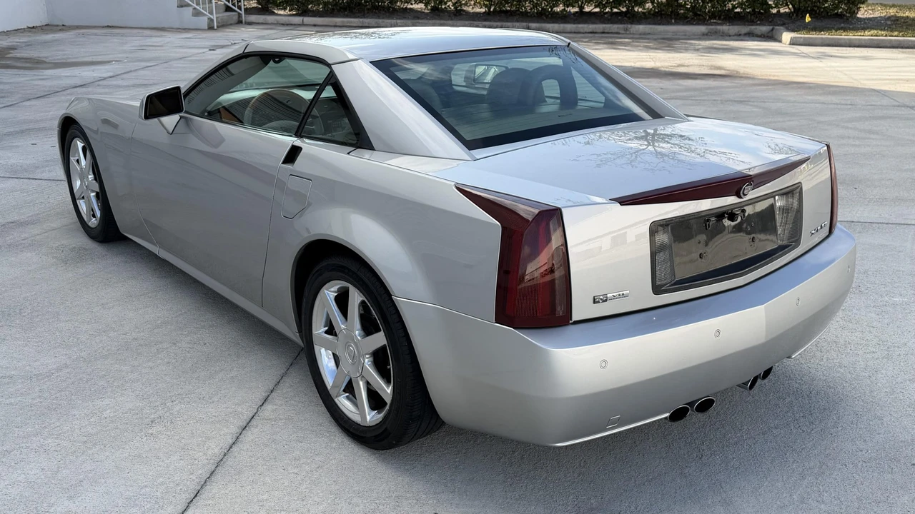 2005 Cadillac XLR - Image 17 of 31