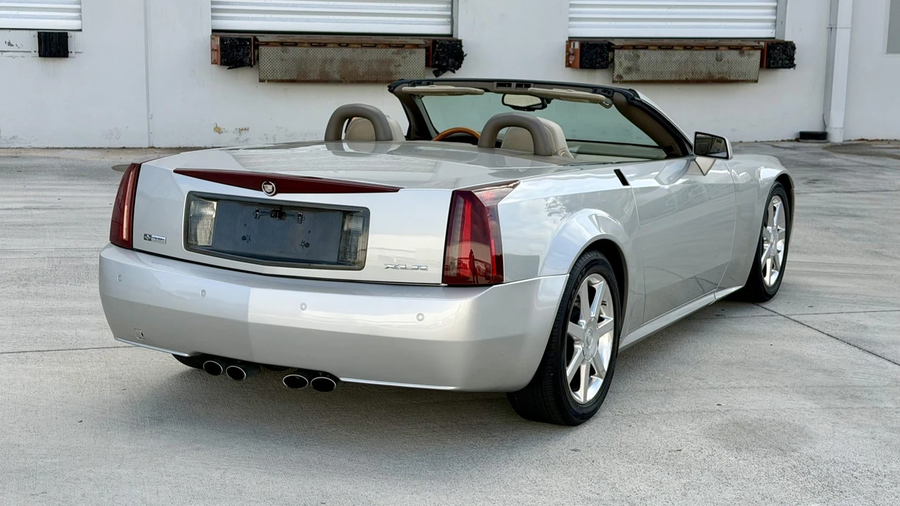 2005 Cadillac XLR - Image 9 of 31