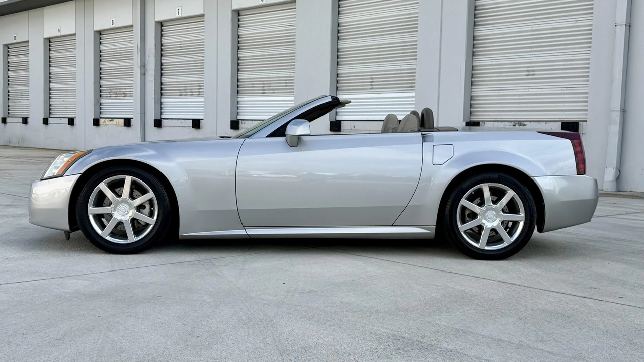 2005 Cadillac XLR - Image 5 of 31