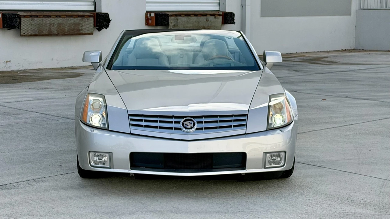 2005 Cadillac XLR - Image 14 of 31