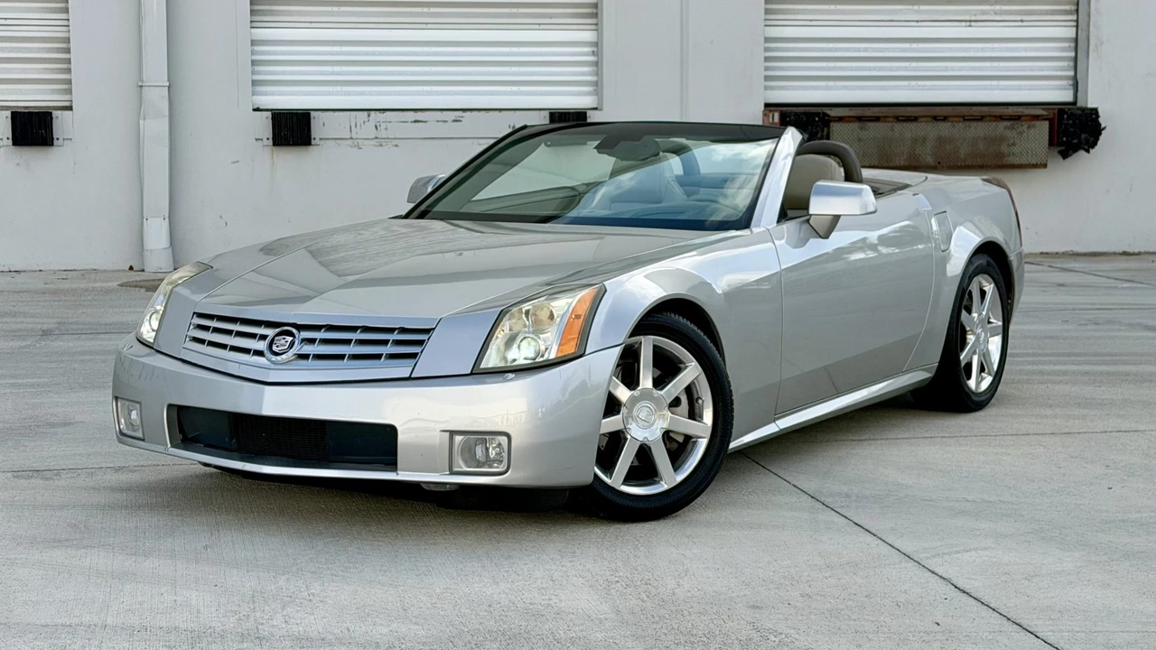 2005 Cadillac XLR - Image 3 of 31