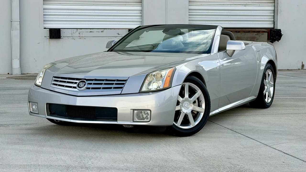 2005 Cadillac XLR - Image 2 of 31